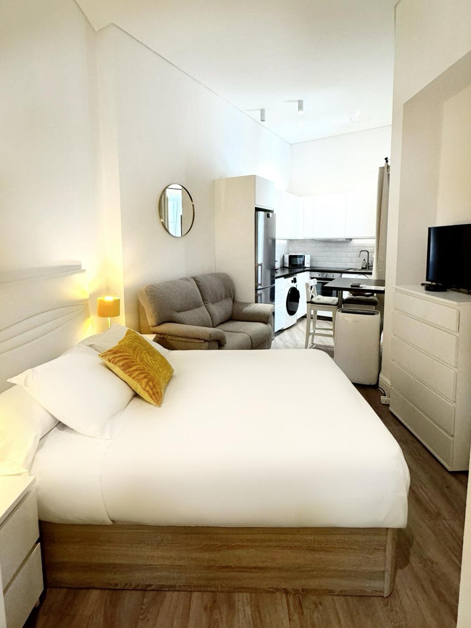 Delightful City Centre Studio Clarendon Apartment - Grand Central House ジブラルタル エクステリア 写真